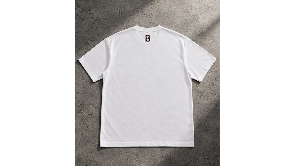 P8 Amse White Tee met bruine print, achterkant