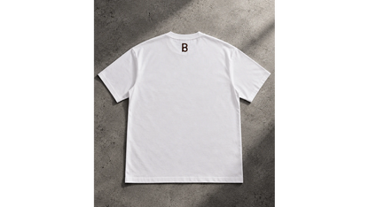 P8 Amse White Tee met bruine print, achterkant
