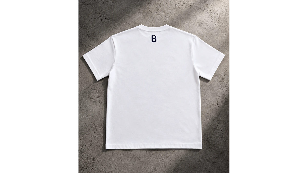 P8 Amse White Tee met navy print, achterkant