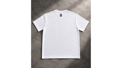 P8 Amse White Tee met navy print, achterkant